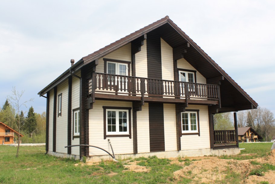 Дом бежевый с коричневым