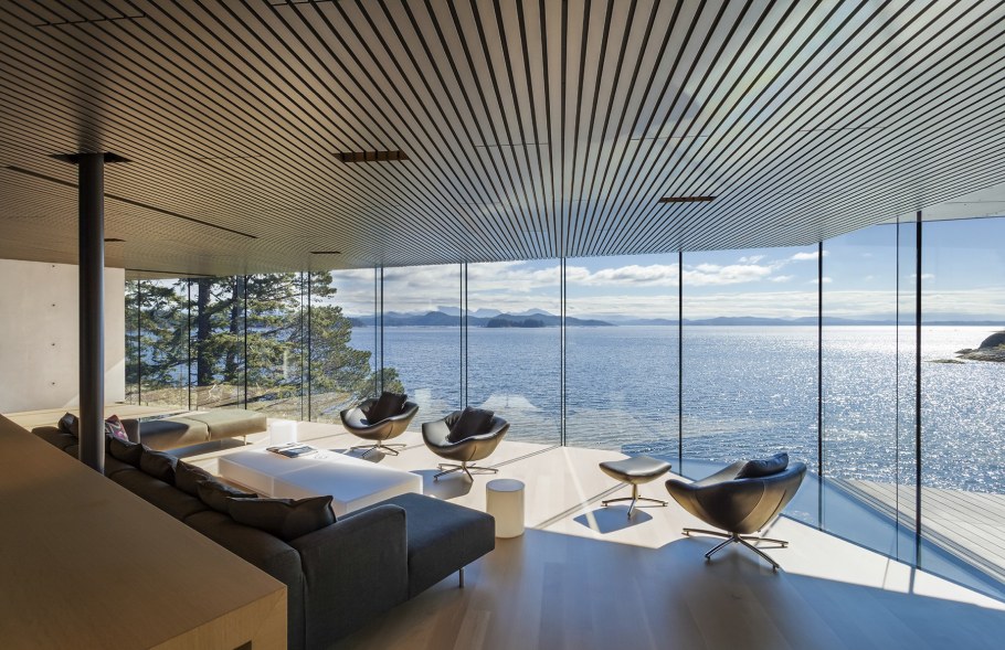 Стеклянный дом с видом на море