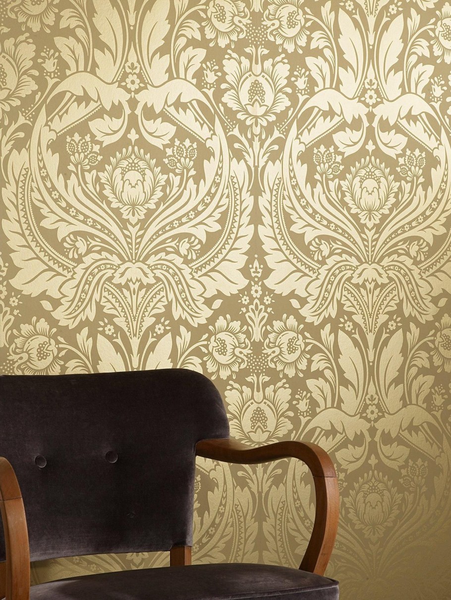 Золотистый цвет стен