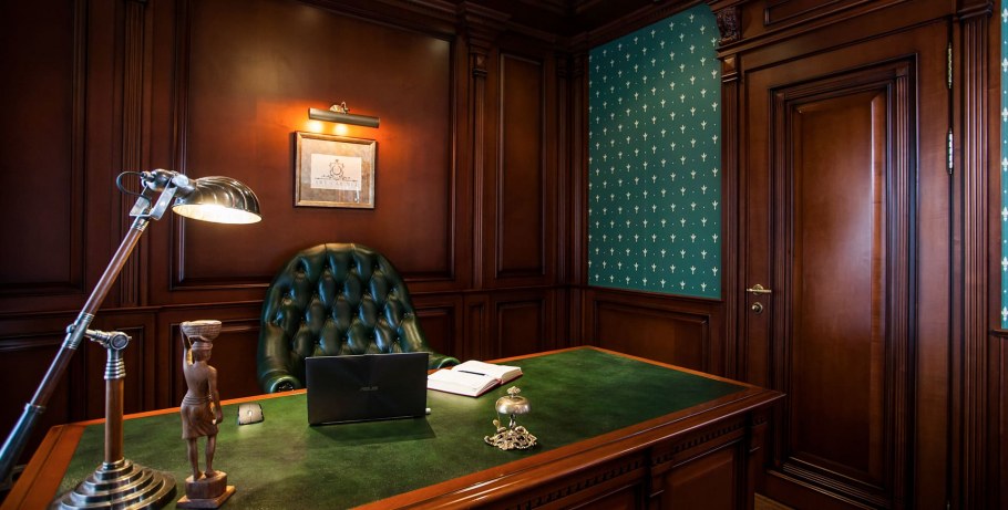 Обои черные с золотом для стен