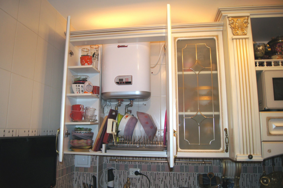 Короб закрывающий трубы на кухне