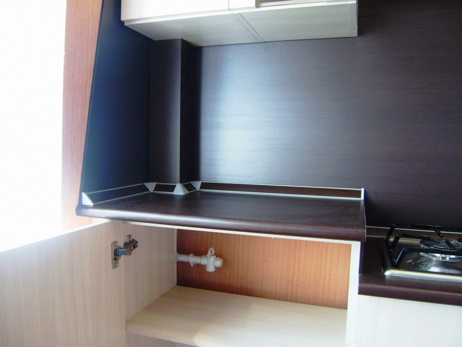 Кухня с белой варочной поверхностью