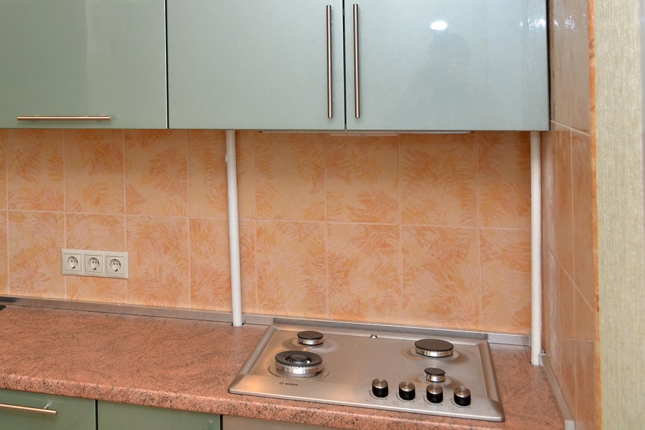 Спрятать трубы на кухне