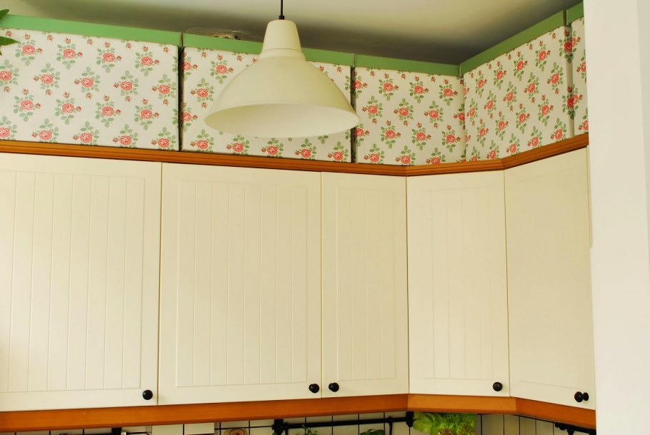 Газовая труба в кухонном гарнитуре