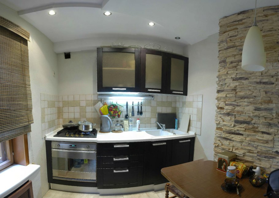 Черная газовая труба на кухне