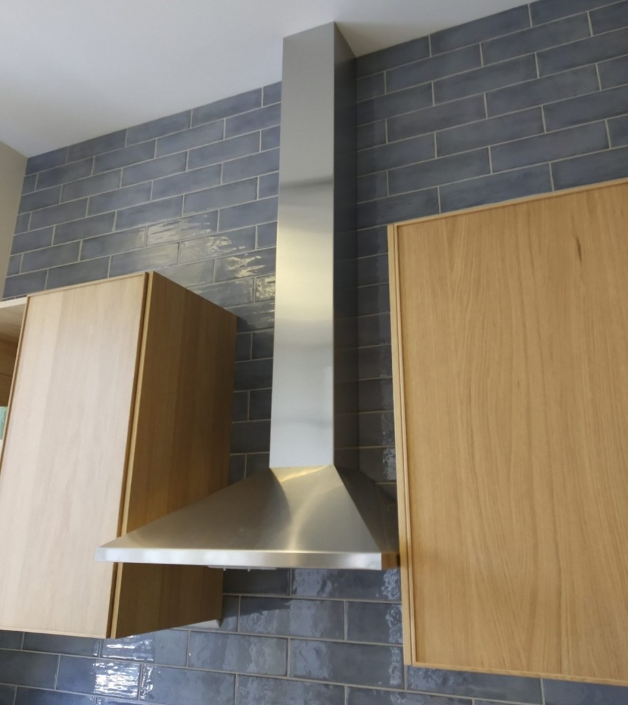 Кухонный гарнитур с дымоходом