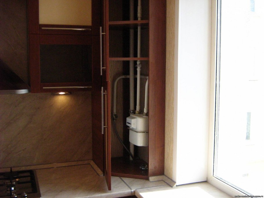 Газовый счетчик в кухонном шкафу