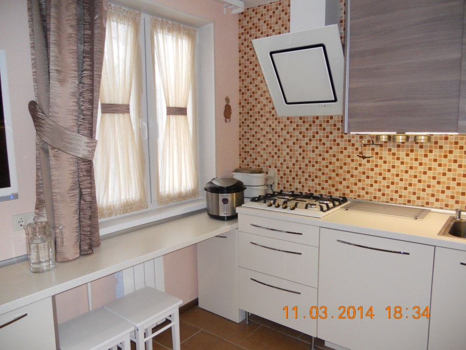 Кухонный гарнитур с газовой трубой