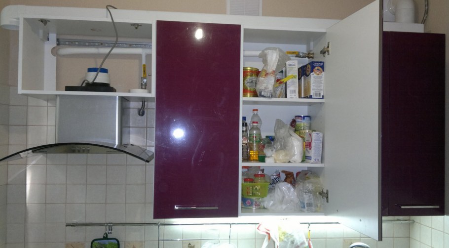 Газовая труба в кухонном гарнитуре