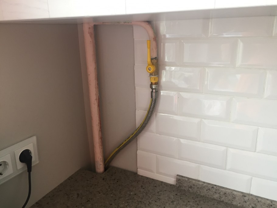 Прячем коммуникации на кухне