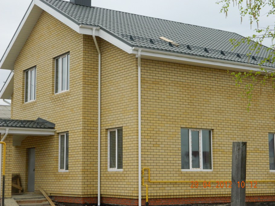 Дом из желтого кирпича с зеленой крышей