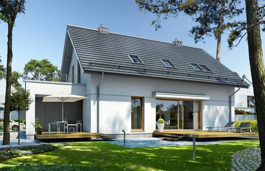 Белый дом с серой крышей