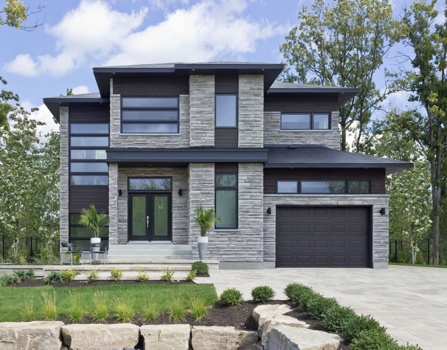 Серый двухэтажный дом