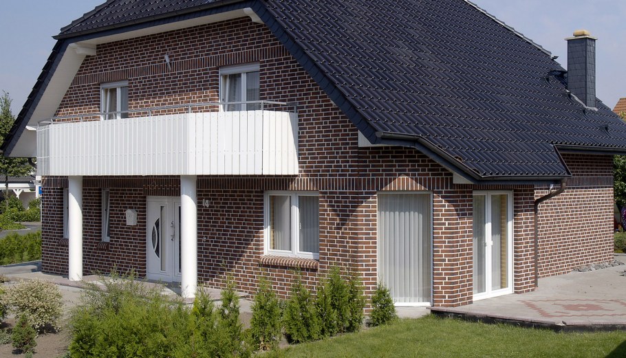 Черный дом с коричневой крышей