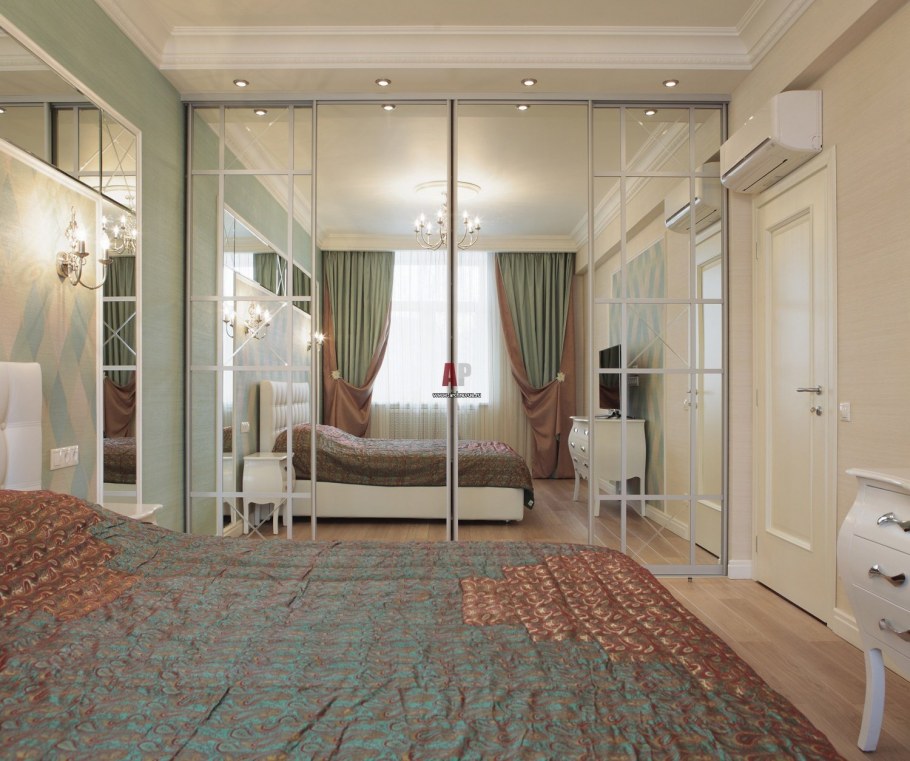 Зеркальная стена в спальне