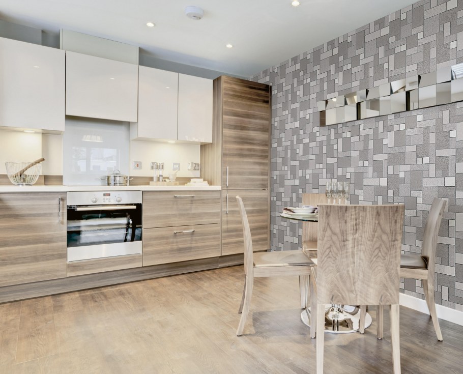 Вертикальный ламинат на стене