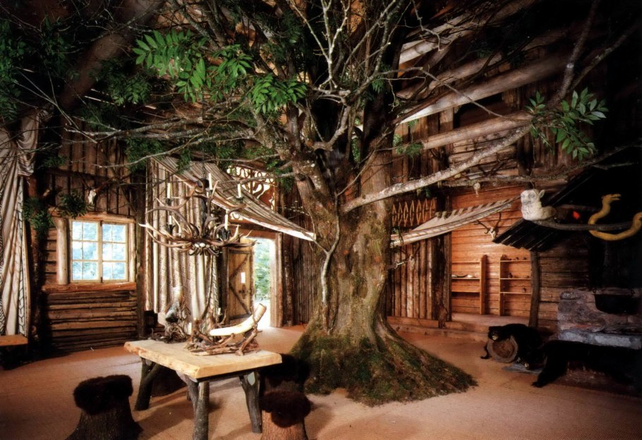 Спальня в доме в лесу