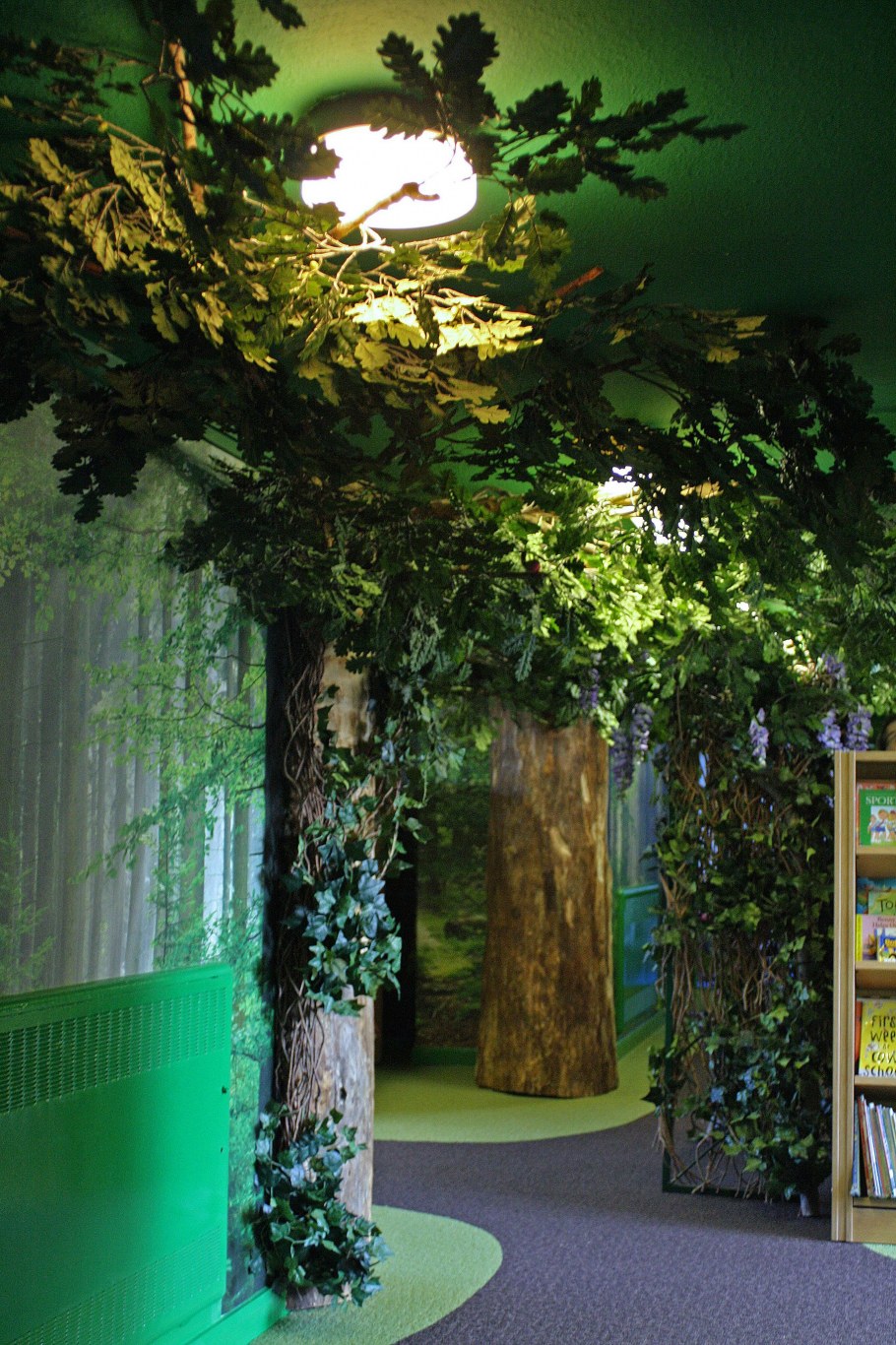 Комната в темно зеленых тонах