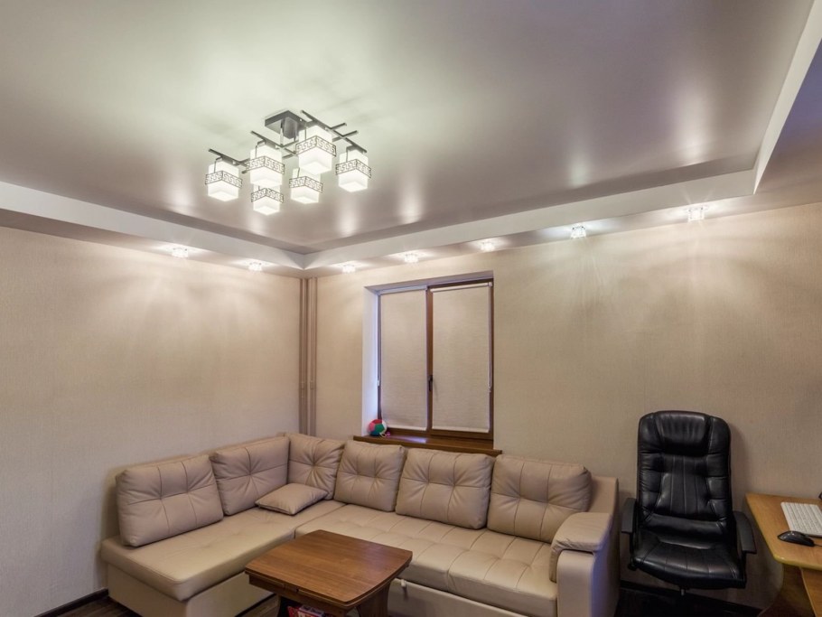 Освещение в зале с натяжным потолком