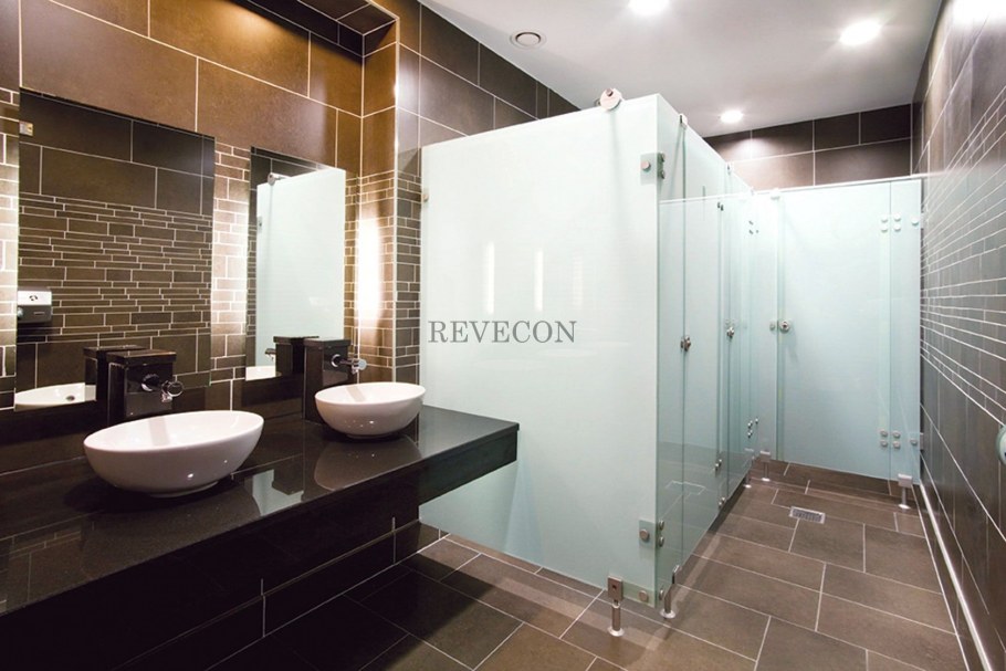 Стеклянные перегородки в туалете