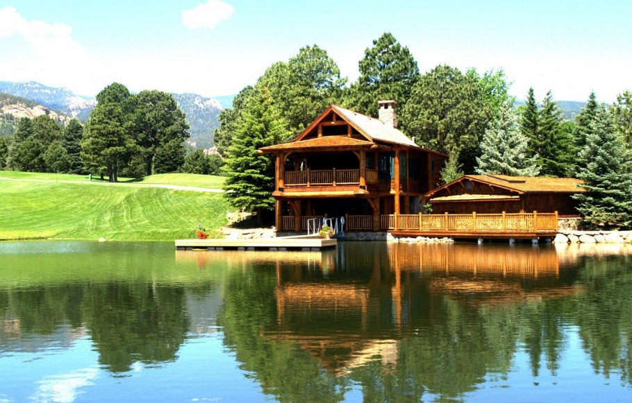 Домик на берегу реки