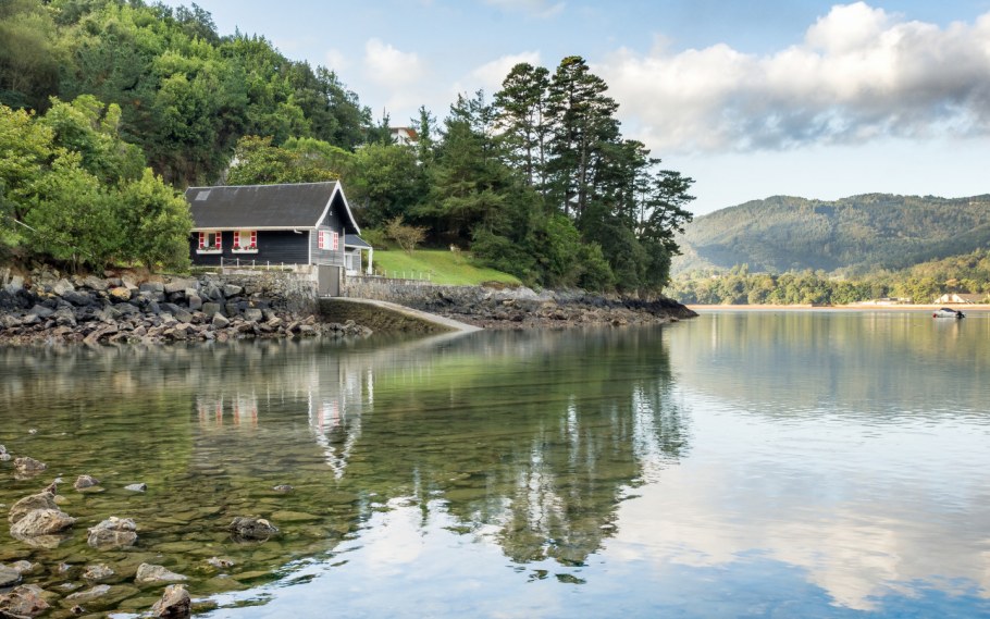 Дом в горах у озера