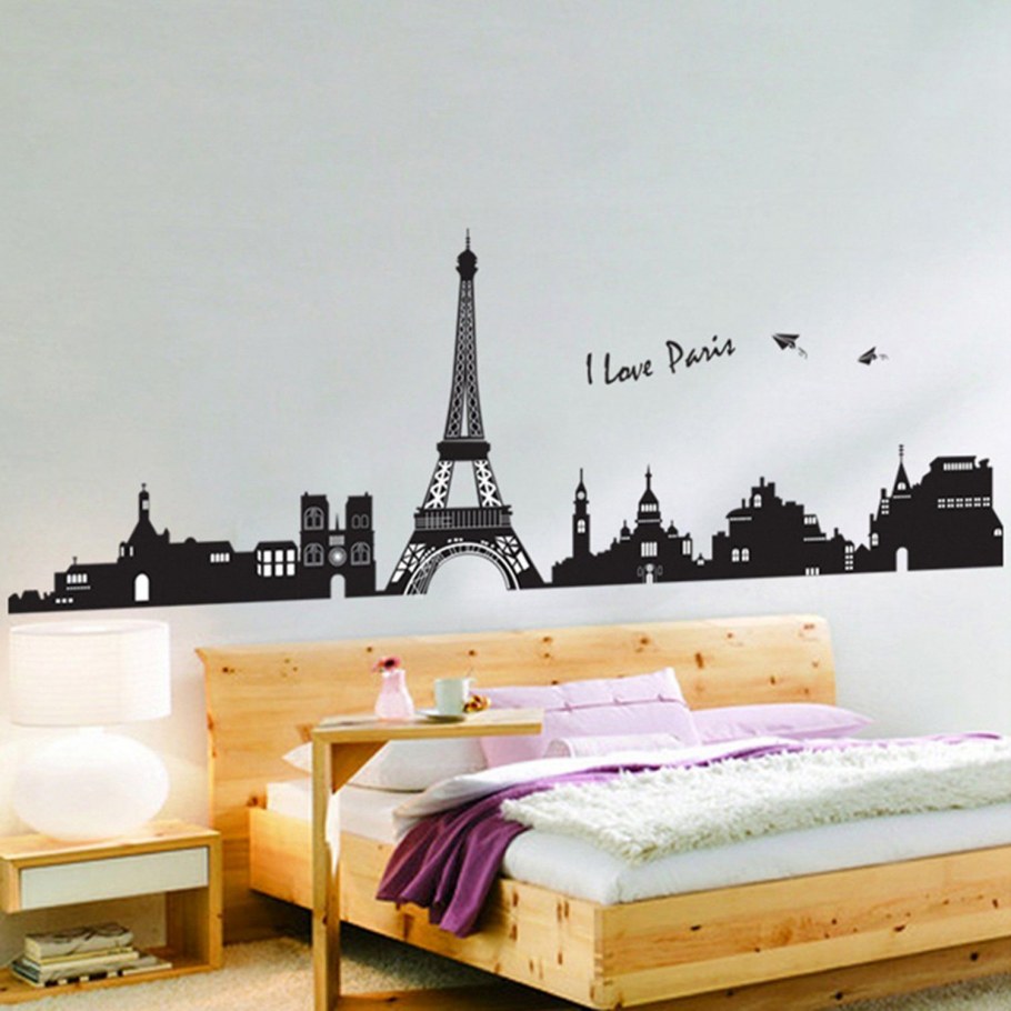 Комната в Париже