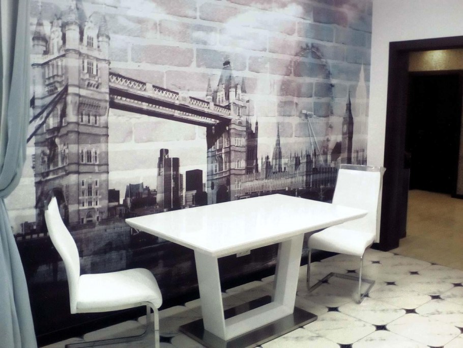 Черно белые фотообои в интерьере кухни