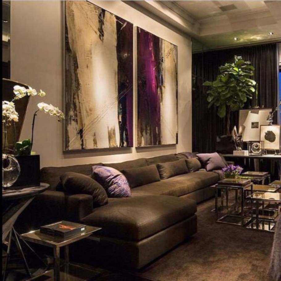 Фиолетовый диван в гостиной