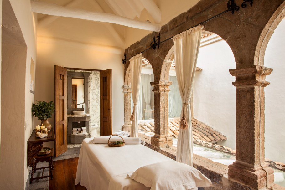 Интерьер в колониальном стиле с колоннами