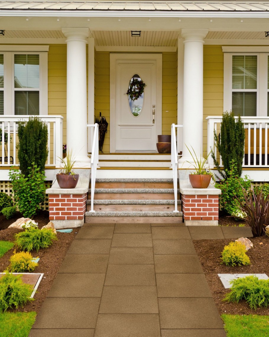 Перед крыльцом