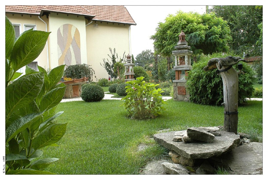 Бронера в саду