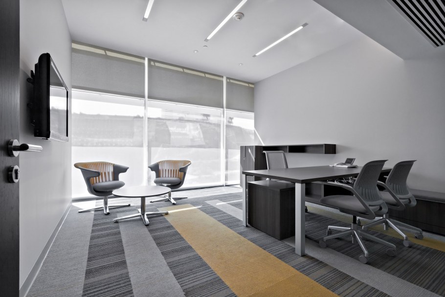 Строгий интерьер с функционалом