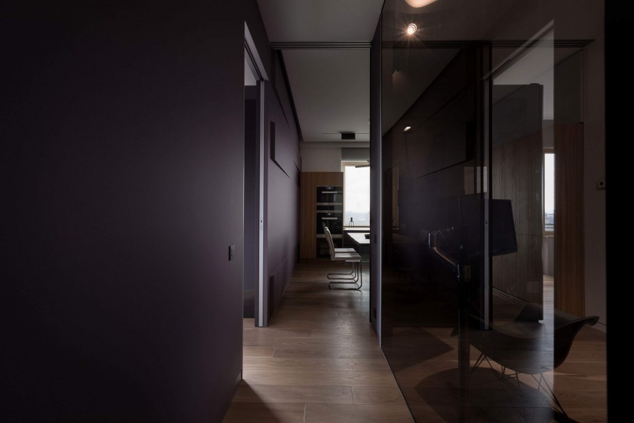 Коричневая прихожая с белыми дверями