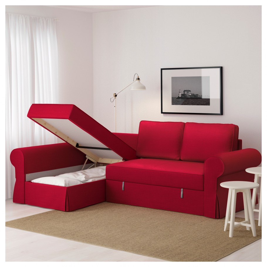 БАККАБРУ В интерьере гостиной с креслом