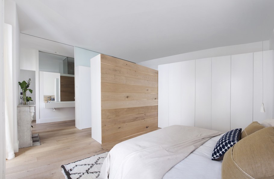 Белые стены и дерево в интерьере