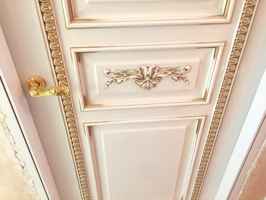 Зелёная гостиная с золотой патиной интерьер