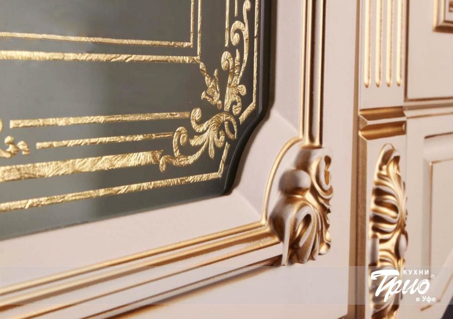 Закругленный остров в классическом интерьере