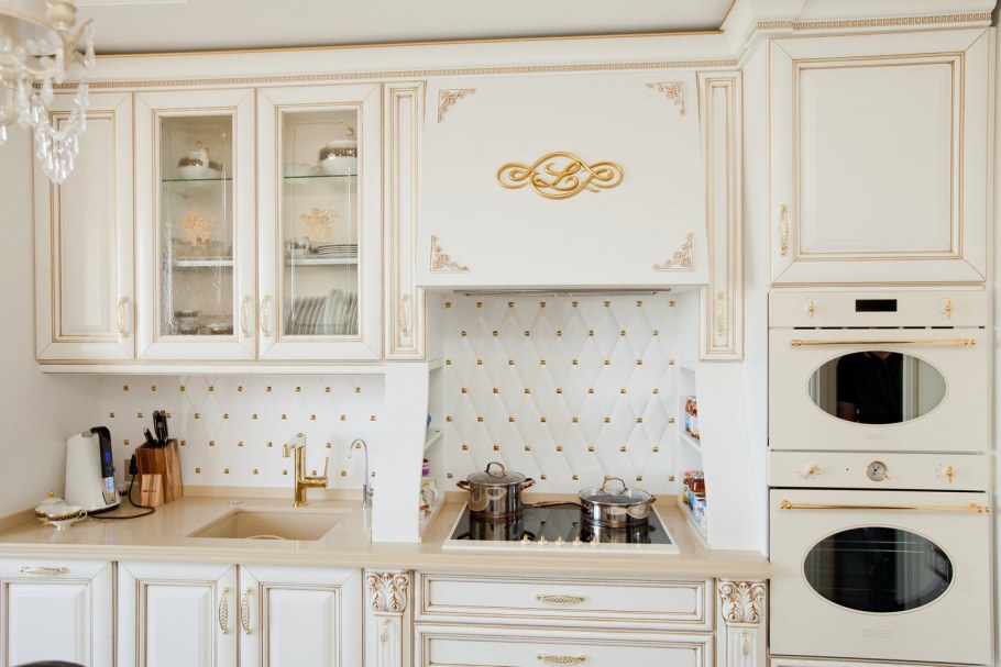 Кухни Неоклассика светлые с патиной
