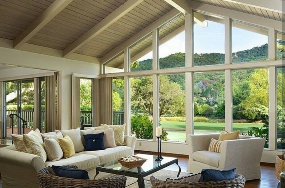 Красивый дом с витражными окнами