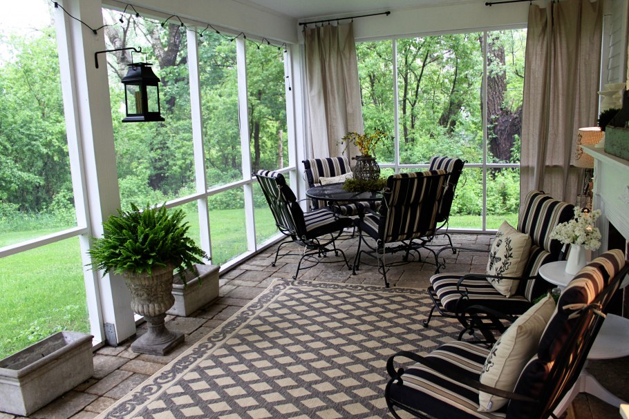 Крыльцо внутри веранды застекленной