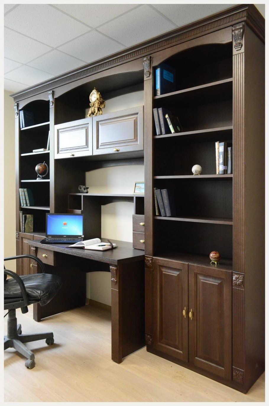 Письменный стол встроенный в стенку