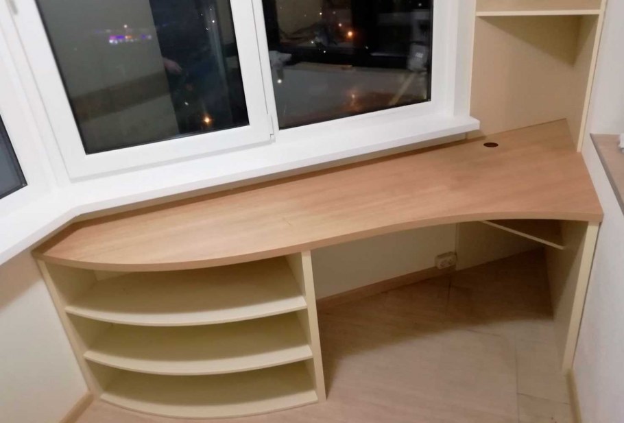 Стол с боковыми полками для лоджии