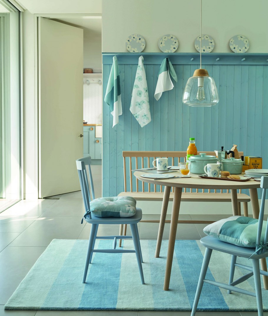 Розовый диван в интерьере