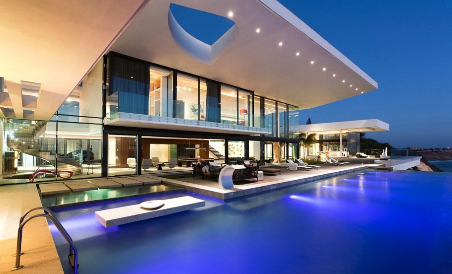 Красивый дом с бассейном