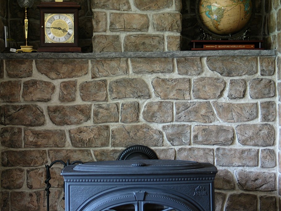 Имитация камня на стене