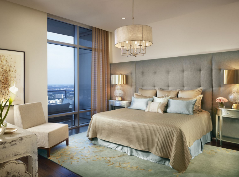 Спальня в сине-песочных тонах