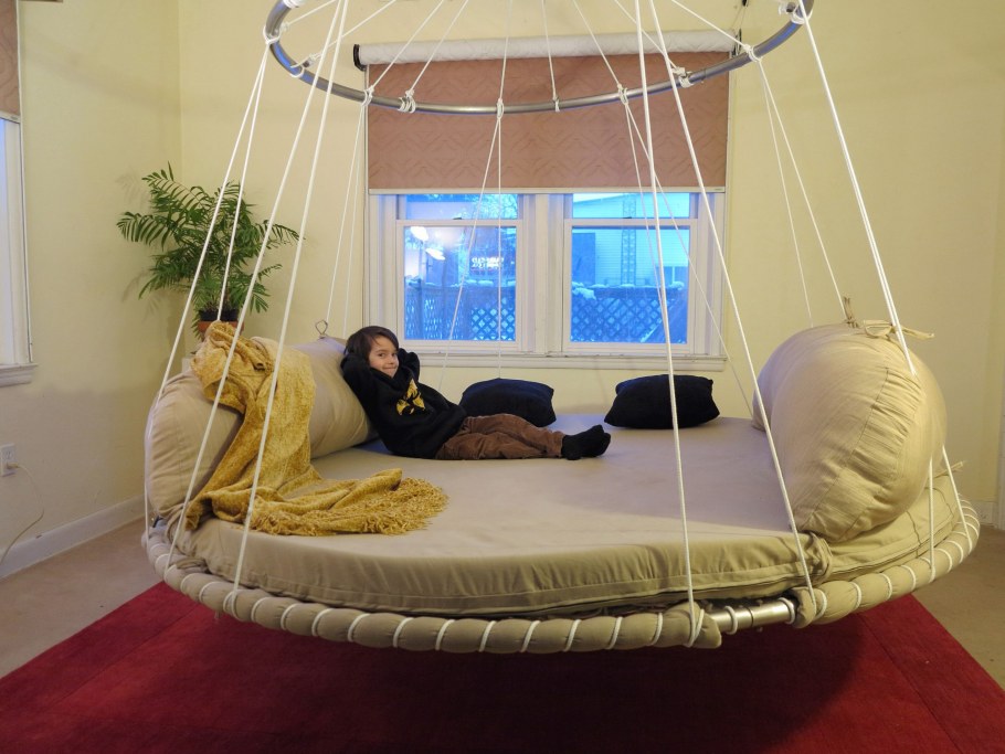 Необычные подвесные кровати