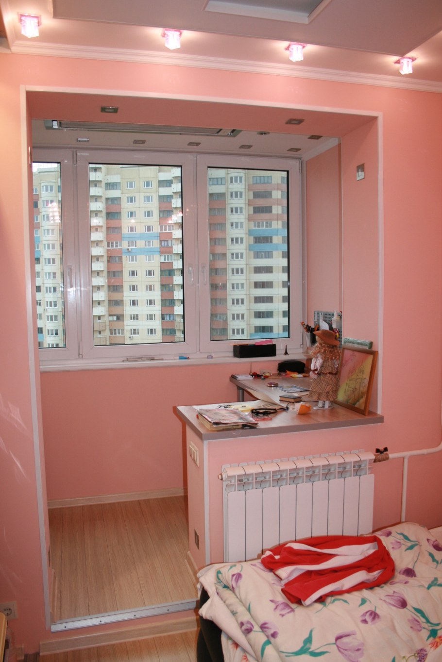 Подоконник между комнатой и лоджией