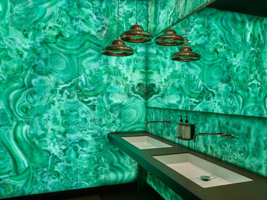 Камин из оникса